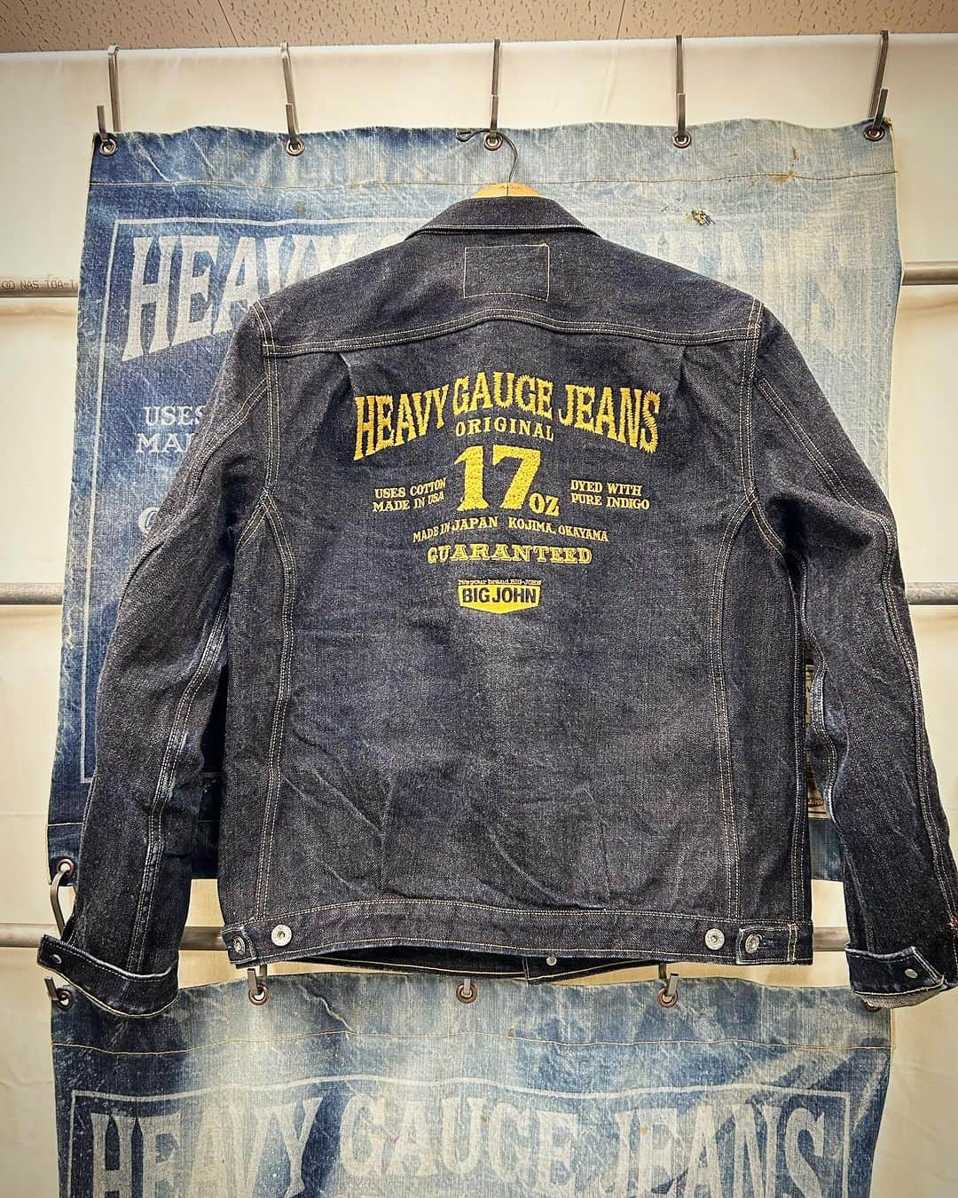 BIG JOHNさんのインスタグラム写真 - (BIG JOHNInstagram)「17oz HEAVY GAUGE SLIM JEANS 【M1801】- 001 1st wash 89日 2nd wash 92日 3rd wash 92日 4th wash 38日 計311日着用  17oz HEAVY GAUGE JACKET 【M6803】- 001 1st wash 65日 2nd wash 50日 計115日着用  原綿に100%米綿を使用した無骨な5番の糸【U.S.COTTON】をピュアインディゴ染料で特濃色に染めたビッグジョンオリジナルのセルヴィッチジーンズです ジーンズが生まれたアメリカの大地の香りが漂うそんな男臭いアイテムです  スタッフ onishi  ビッグジョン児島本店 ビッグジョン東京店 ビッグジョン大阪店 BIGJOHN ONLINE SHOP   @bigjohnjeans @bigjohnshop @bigjohntokyo @bigjohnosaka  #bigjohn #bigjohnjeans #jeans #denim #23oz #japan #okayama #kurashiki #kojima #denimcode #toughjeans #tough #selvedgejeans #selvedge #cotton #extra #organic #xxxx  #rawdenim #drydenim #13oz  #gunjyo #m1 #fashion #ootd #love #indigoinvitational #rawdenim #drydenim #17oz」12月8日 11時55分 - bigjohnjeans