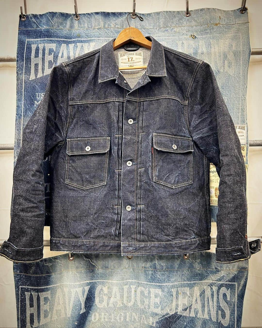 BIG JOHNのインスタグラム：「17oz HEAVY GAUGE SLIM JEANS 【M1801】- 001 1st wash 89日 2nd wash 92日 3rd wash 92日 4th wash 38日 計311日着用  17oz HEAVY GAUGE JACKET 【M6803】- 001 1st wash 65日 2nd wash 50日 計115日着用  原綿に100%米綿を使用した無骨な5番の糸【U.S.COTTON】をピュアインディゴ染料で特濃色に染めたビッグジョンオリジナルのセルヴィッチジーンズです ジーンズが生まれたアメリカの大地の香りが漂うそんな男臭いアイテムです  スタッフ onishi  ビッグジョン児島本店 ビッグジョン東京店 ビッグジョン大阪店 BIGJOHN ONLINE SHOP   @bigjohnjeans @bigjohnshop @bigjohntokyo @bigjohnosaka  #bigjohn #bigjohnjeans #jeans #denim #23oz #japan #okayama #kurashiki #kojima #denimcode #toughjeans #tough #selvedgejeans #selvedge #cotton #extra #organic #xxxx  #rawdenim #drydenim #13oz  #gunjyo #m1 #fashion #ootd #love #indigoinvitational #rawdenim #drydenim #17oz」