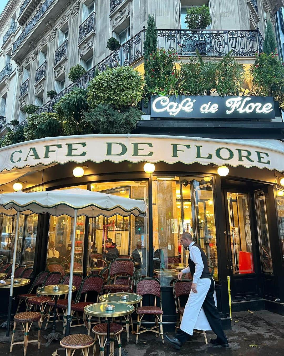 谷内咲季さんのインスタグラム写真 - (谷内咲季Instagram)「. . ♡Emily in Paris聖地巡礼♡  1.2.3  Cafe de Flore モーニングしに♡コーヒーにミルクとクリームが付いてきてミックスして飲むの最高だった🥹 念願のエシレバターのトースト🍞♡美味しかった〜 4.  エミリーのアパート 5.  噴水の公園 6.  ガブリエルのレストラン . . #パリ #パリ旅行 #paris #paristrip #trip #フランス #フランス旅行 #ファッション #コーデ#シンプルコーデ #カジュアルコーデ #dailylook . .」12月8日 11時56分 - saki.tnuc