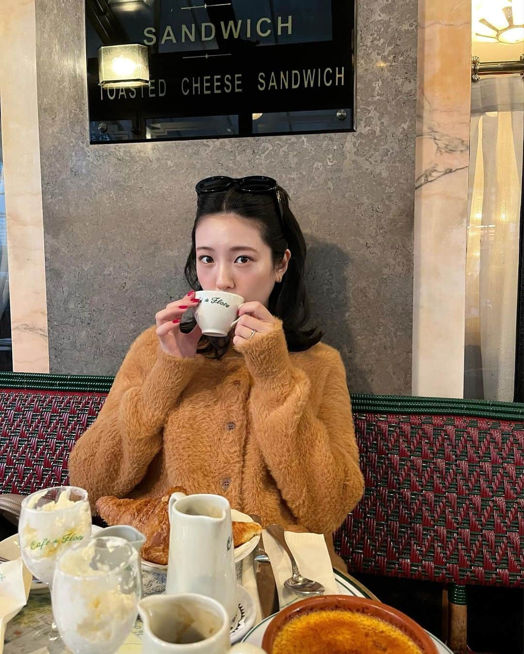 谷内咲季さんのインスタグラム写真 - (谷内咲季Instagram)「. . ♡Emily in Paris聖地巡礼♡  1.2.3  Cafe de Flore モーニングしに♡コーヒーにミルクとクリームが付いてきてミックスして飲むの最高だった🥹 念願のエシレバターのトースト🍞♡美味しかった〜 4.  エミリーのアパート 5.  噴水の公園 6.  ガブリエルのレストラン . . #パリ #パリ旅行 #paris #paristrip #trip #フランス #フランス旅行 #ファッション #コーデ#シンプルコーデ #カジュアルコーデ #dailylook . .」12月8日 11時56分 - saki.tnuc