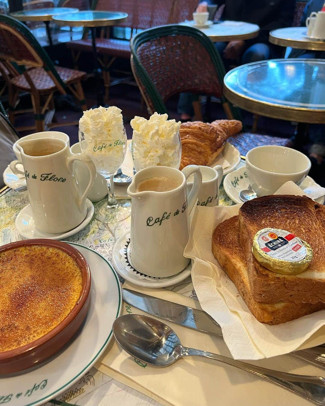 谷内咲季さんのインスタグラム写真 - (谷内咲季Instagram)「. . ♡Emily in Paris聖地巡礼♡  1.2.3  Cafe de Flore モーニングしに♡コーヒーにミルクとクリームが付いてきてミックスして飲むの最高だった🥹 念願のエシレバターのトースト🍞♡美味しかった〜 4.  エミリーのアパート 5.  噴水の公園 6.  ガブリエルのレストラン . . #パリ #パリ旅行 #paris #paristrip #trip #フランス #フランス旅行 #ファッション #コーデ#シンプルコーデ #カジュアルコーデ #dailylook . .」12月8日 11時56分 - saki.tnuc