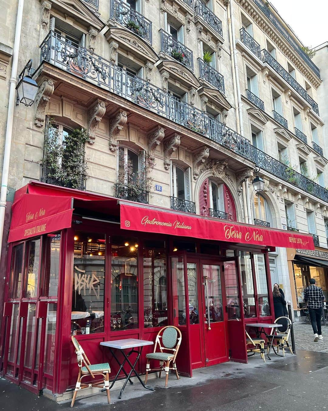 谷内咲季さんのインスタグラム写真 - (谷内咲季Instagram)「. . ♡Emily in Paris聖地巡礼♡  1.2.3  Cafe de Flore モーニングしに♡コーヒーにミルクとクリームが付いてきてミックスして飲むの最高だった🥹 念願のエシレバターのトースト🍞♡美味しかった〜 4.  エミリーのアパート 5.  噴水の公園 6.  ガブリエルのレストラン . . #パリ #パリ旅行 #paris #paristrip #trip #フランス #フランス旅行 #ファッション #コーデ#シンプルコーデ #カジュアルコーデ #dailylook . .」12月8日 11時56分 - saki.tnuc