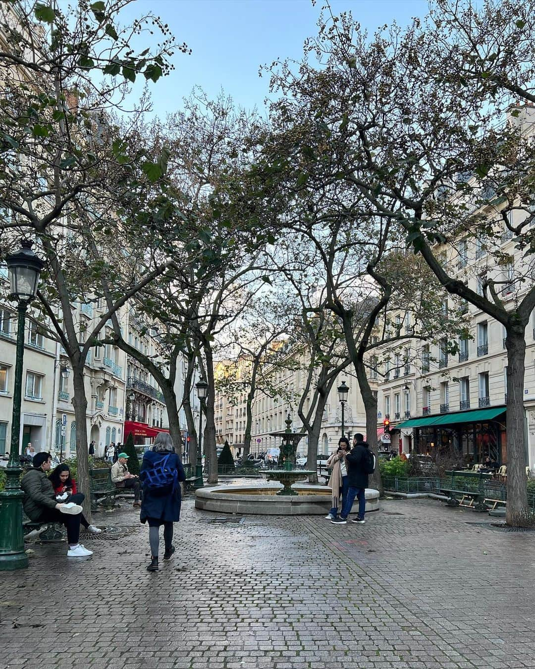 谷内咲季さんのインスタグラム写真 - (谷内咲季Instagram)「. . ♡Emily in Paris聖地巡礼♡  1.2.3  Cafe de Flore モーニングしに♡コーヒーにミルクとクリームが付いてきてミックスして飲むの最高だった🥹 念願のエシレバターのトースト🍞♡美味しかった〜 4.  エミリーのアパート 5.  噴水の公園 6.  ガブリエルのレストラン . . #パリ #パリ旅行 #paris #paristrip #trip #フランス #フランス旅行 #ファッション #コーデ#シンプルコーデ #カジュアルコーデ #dailylook . .」12月8日 11時56分 - saki.tnuc