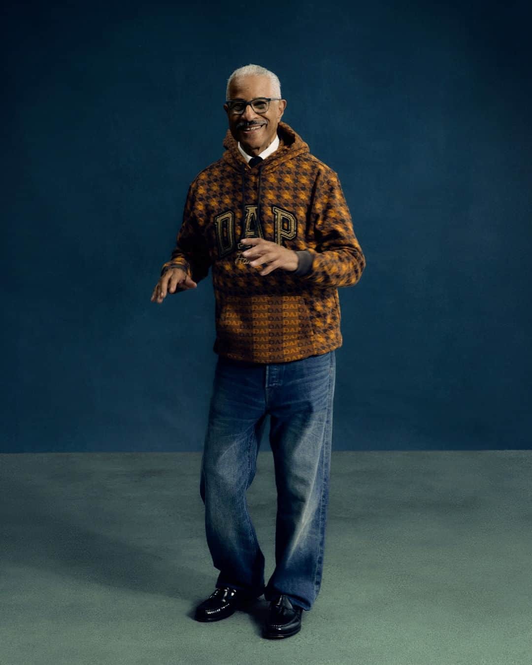 Gap Japanのインスタグラム：「Malaye Diakhate (モデル。ハーレムの住民としてコミュニティからインスピレーションを受けている) for DAP x GAP.   着用アイテム：Dapベースボールハット, トートバッグ  Shot by Joshua Kissi.  展開： ■ストア Gap 新宿フラッグス店 Gap 心斎橋店  ■Gap 公式オンラインストア   ■ポップアップショップ Gap Outlet 三井アウトレットパーク木更津店 : 12/6（水）～12/10（日） Gap ららぽーと立川立飛 : 12/21（木）～1/8（月） Gap イオンモールKYOTO : 12/22（金）～12/31（日） Gap Factory Store イオンモールむさし村山 : 12/26（火）～1/8（月） *ポップアップショップは一部商品の展開となります。」