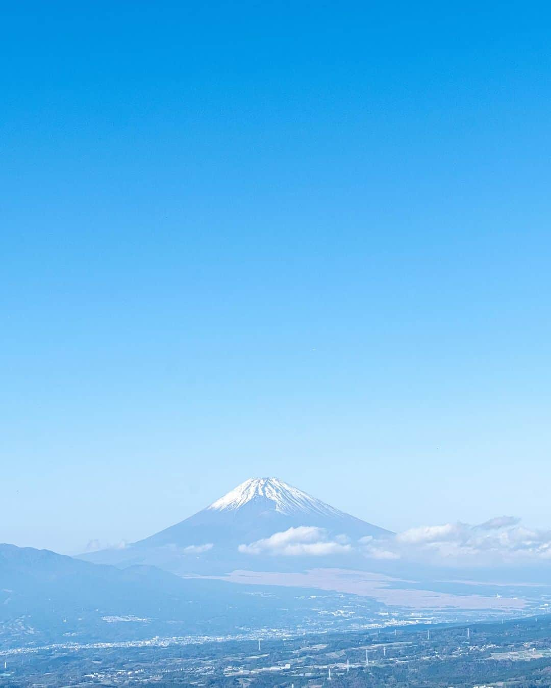 豊大槻のインスタグラム：「Camera: FUJIFILM X-H2 60mm f11 SS1/500 ISO800 ・ ・ 富士山見ると撮影したくなる〜 ・ ヘリの音だけ聞こえてて 見えなかったけど 望遠で寄ったら自衛隊らしきヘリが見えた。 ・ ・ #富士山  #伊豆スカイライン  #風景  #自然  #写真  #写真好きな人と繋がりたい  #カメラマン  #フジフィルム  #タムロン  #映像クリエイター  #ミラーレス一眼  #花が好き  #自然が好き  #海が好き  #癒し  #fuji  #mtfuji  #view  #healing  #photo  #tamron  #photography  #nature」