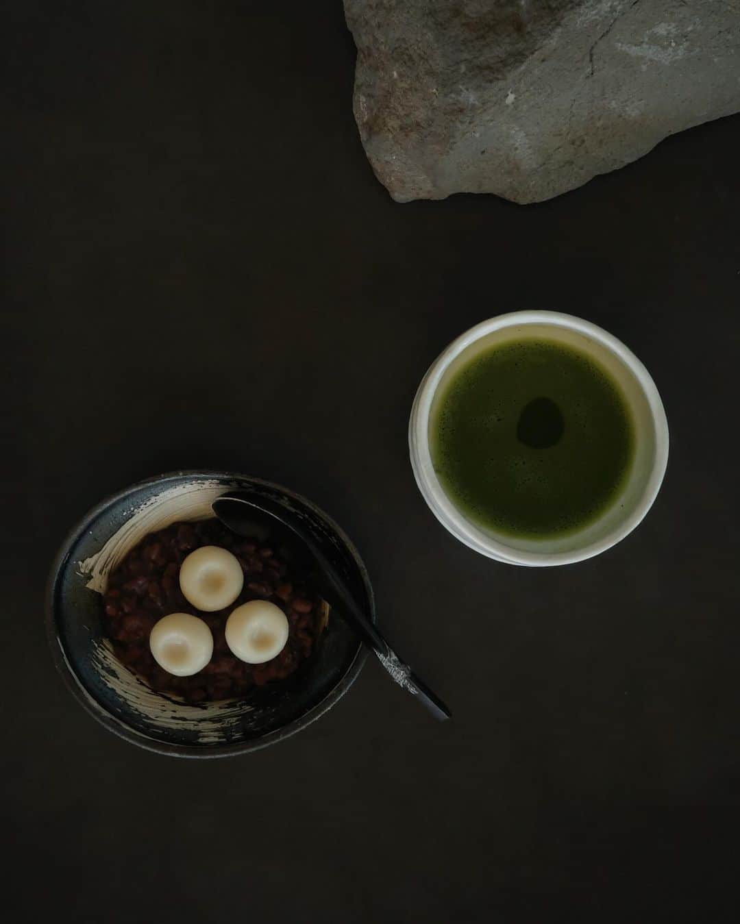 ローラのインスタグラム：「Homemade healthy Japanese sweets “Shiratama Zenzai”🤍 and Organic matcha from Chafinity🍵 今日は、朝から小豆をコトコト約3時間煮込んで甘さ控えめの白玉ぜんざいをつくってみたよ♪ 普段は白いお砂糖を使わないようにしていて、今回は茶色いお砂糖の甜菜糖（てんさいとう）を基本の量の約半分の量を入れているよ♪ ちょうどいいかんじですき☺️  抹茶は、茶道仲間のお友達ケンさんが始めた @chafinity という名前の無農薬で一生懸命に育てている抹茶をいれたよ。 優しさのなかにコクがあってとってもおいしい♪」