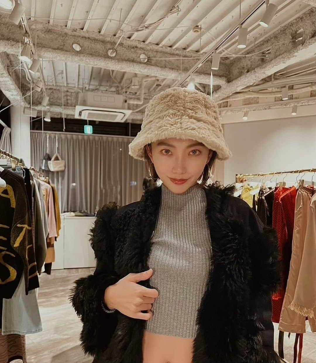 愛菜さんのインスタグラム写真 - (愛菜Instagram)「初めてバケハを買った記念に✌️❤️  #hat #amateras  #popup #winter  #sakai」12月8日 12時08分 - ainaaa0622