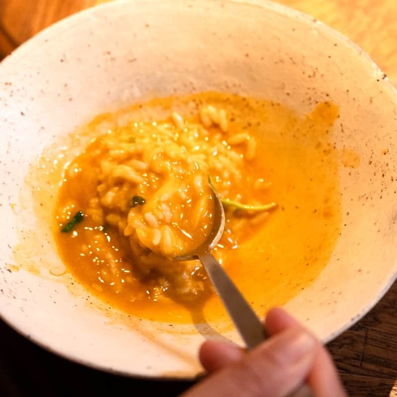 USAライス連合会さんのインスタグラム写真 - (USAライス連合会Instagram)「🦞旨味凝縮！ブイヤベースのライススープ🥄  魚介類と野菜の旨味が凝縮されたスープと、パラリと軽い食感が特長のおコメ『 #カルローズ 』を一緒にいただくメニュー。 西麻布にある、スパイス×フランス料理「ÉPICOUL」の入江 誠シェフが考案した本格レシピです。  #カルローズ米 はベタつかず粒が際立つのでスープに最適です🍚  🟦入江シェフからのコメント🟦 #カルローズ米 は、炊くと香りのよさが立つので、少し芯が残る「アルデンテ」で炊き上げて加えます。 今回はブイヤベースにしましたが、もっと気軽にミネストローネにしたり、缶詰のスープを使ったりして、スープリゾット風にアレンジしてもOK。  🔻詳しいレシピはHPにてご紹介 https://www.usarice-jp.com/recipe/recipe1030.html . . #スープに合うお米 #カルローズライス #カリフォルニア米 #アメリカ米 #お米料理 #ライススープ #スープごはん #リゾット風 #スープリゾット #USAライス連合会」12月8日 12時10分 - usa_rice_jp