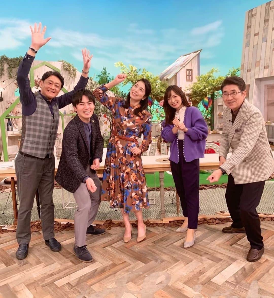 高橋ひとみのインスタグラム：「今日の東海テレビ「スイッチ！」の「大掃除特番」🧤は10年越しの頑固な油汚れもびっくりするほど簡単で力がいらないお掃除方法が学べました🧽🪣 お掃除のポーズで思わずハタキをかけるポーズをしてしまいました💦 #東海テレビ #スイッチ！ #高井一　アナウンサー #速水里彩  アナウンサー #鈴木翔太　アナウンサー#吉田ジョージ　さん #tabasa_paris」