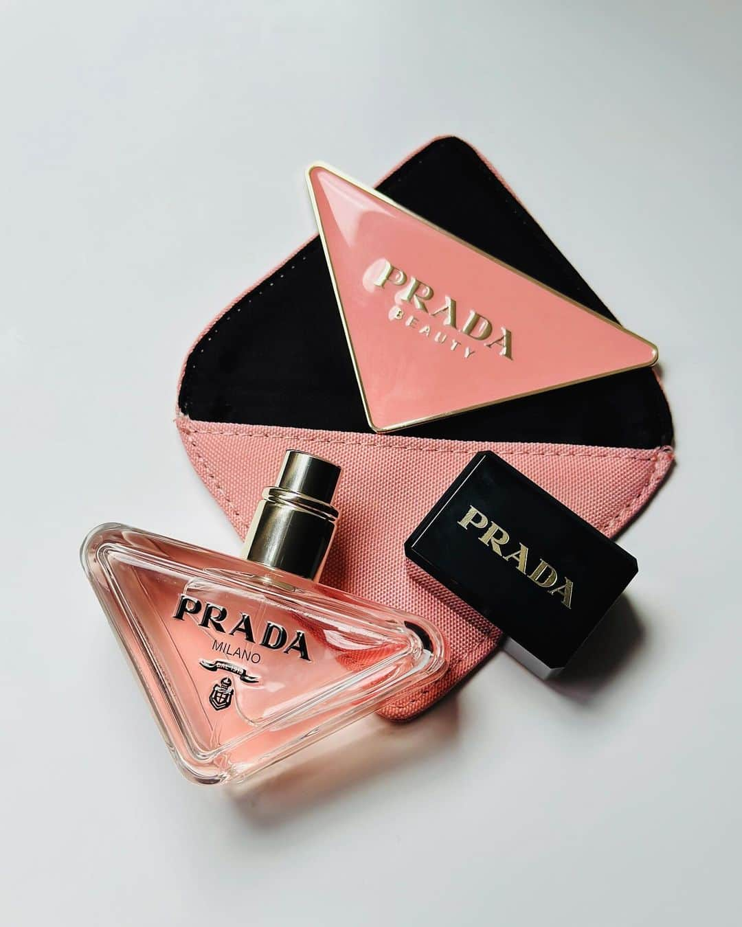 sweetieさんのインスタグラム写真 - (sweetieInstagram)「-PRADA BEAUTY TOKYO- 11/22から表参道にオープンするよ 購入するとノベルティは ピンクの可愛いミラーだよ🪞💕  と伝えたら先日いい夫婦の日だからと 買ってきてくれた！thank you♡ 言ってみるものですね  新アイコンフレグランスの "パラドックス"はコロンとしてて可愛い〜♪ 旦那も気に入ったみたいで フローラルの甘い大人な香りを 2人で仲良く付けてます𓂅 𓈒𓏸𓐍  プリントを施せる限定サービスも あるみたいでプレゼントに 喜ばれること間違いなし𖡫ᐝ (2023.9.20発売) ┈┈┈┈┈┈┈┈┈┈┈ #pradabeauty#prada#pradaparadoxe#プラダ#プラダビューティー#プラダパラドックス#プラダビューティトウキョウ#プラダ香水#コスメ購入品#新作コスメ2023#フレグランス#香りのある生活」12月8日 12時29分 - ausweetie