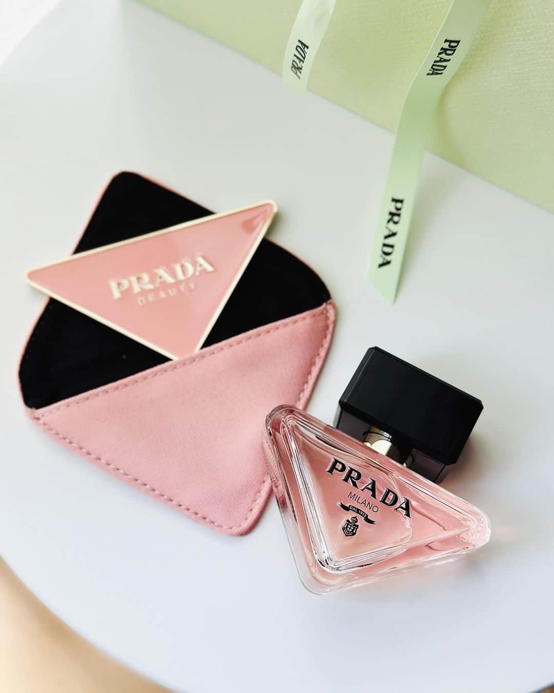 sweetieのインスタグラム：「-PRADA BEAUTY TOKYO- 11/22から表参道にオープンするよ 購入するとノベルティは ピンクの可愛いミラーだよ🪞💕  と伝えたら先日いい夫婦の日だからと 買ってきてくれた！thank you♡ 言ってみるものですね  新アイコンフレグランスの "パラドックス"はコロンとしてて可愛い〜♪ 旦那も気に入ったみたいで フローラルの甘い大人な香りを 2人で仲良く付けてます𓂅 𓈒𓏸𓐍  プリントを施せる限定サービスも あるみたいでプレゼントに 喜ばれること間違いなし𖡫ᐝ (2023.9.20発売) ┈┈┈┈┈┈┈┈┈┈┈ #pradabeauty#prada#pradaparadoxe#プラダ#プラダビューティー#プラダパラドックス#プラダビューティトウキョウ#プラダ香水#コスメ購入品#新作コスメ2023#フレグランス#香りのある生活」