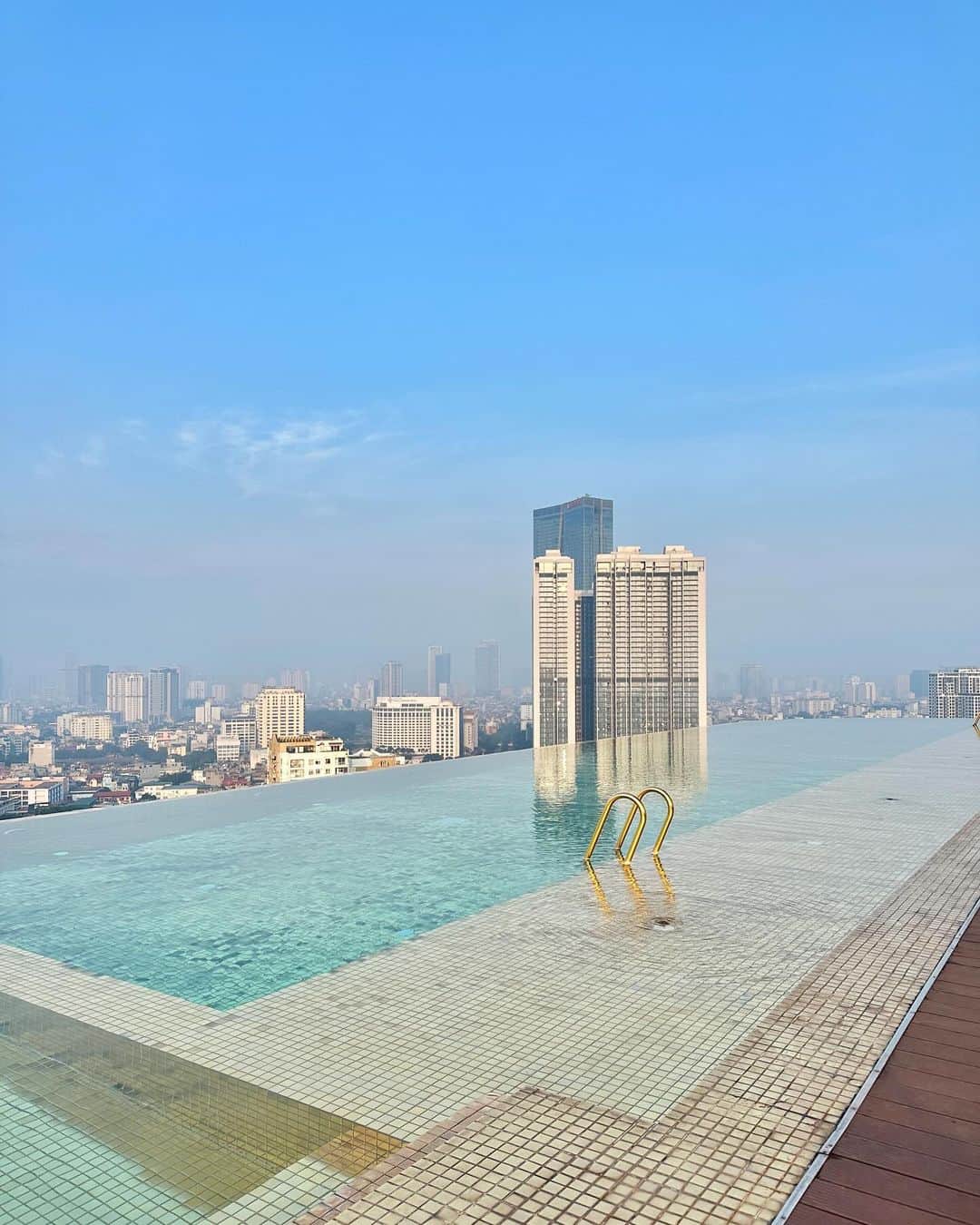 YuhKawasakiさんのインスタグラム写真 - (YuhKawasakiInstagram)「📍Dolce Hanoi Golden Lake Hotel Golden Infinity Pool ✨✨✨ ： ： ： ： ： #dolcehanoigoldenlake #hanoihotel#vietnamhotel #goldinfinitypool #doice#ベトナムホテル#ハノイホテル#インフィニティプール#ゴールドインフィニティプール#ドルス#ハノイ旅行#海外ホカンス#トランカー#ホカンス#ハノイ観光 #ベトナム観光#ベトナム旅行 #海外ホテル#海外ガール #キンキラキン#🇻🇳#東南アジア旅行 #asean加盟国制覇 #東南アジア一人旅 #海外一人旅☆#海外プール#ハノイグルメ #ハノイ情報 #ベトナム情報#ゴールドが好き」12月8日 12時29分 - yuhkawasaki