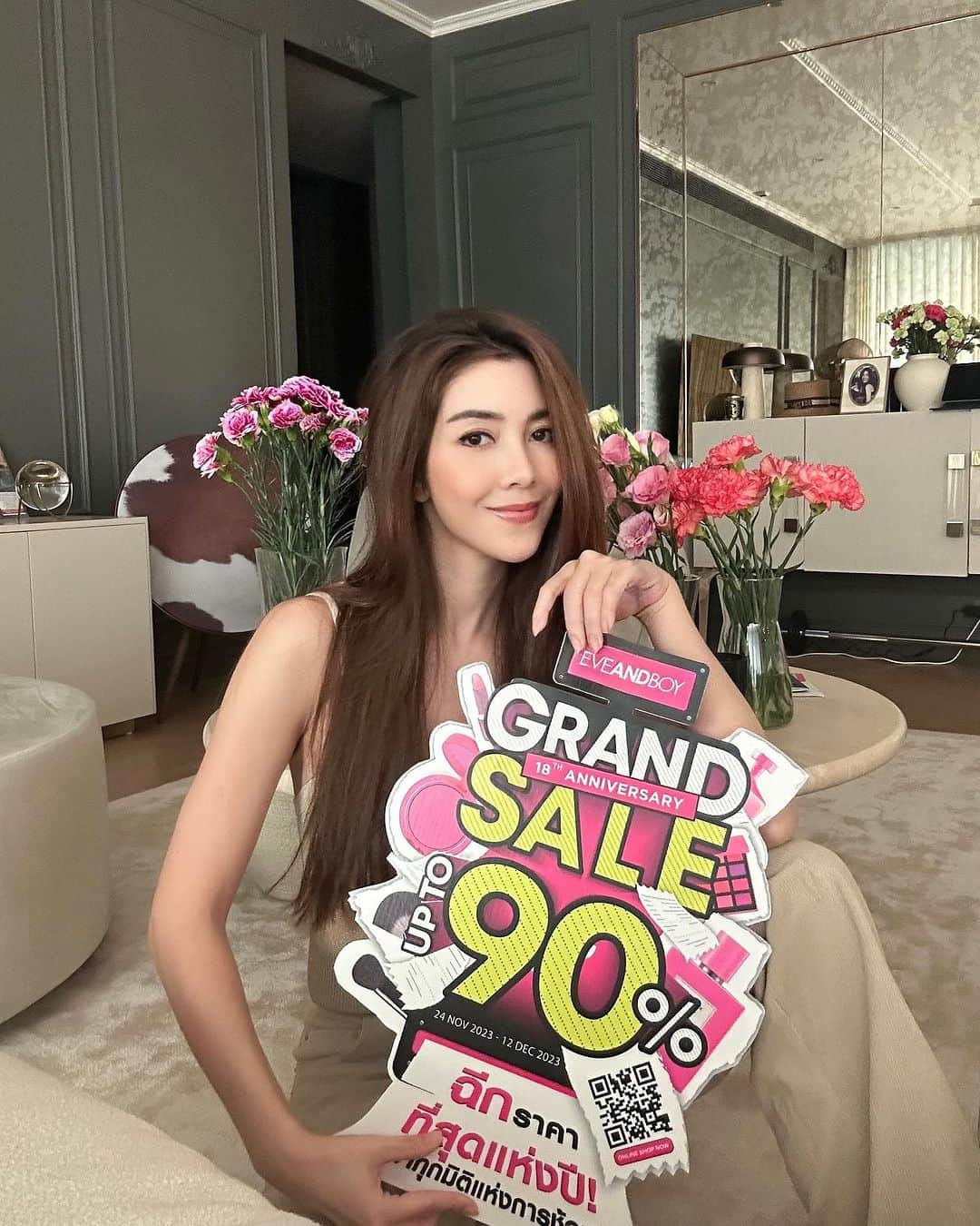 ウンセン・ウィリティパー・パックディープラソンのインスタグラム：「EVEANDBOY 18th Anniversary Grand Sale ลดทั้งร้านสูงสุด 90%!!✨ กดแชร์ก่อน แล้วไปช้อป ! @sewathailand @sewathailand @sewathailand   🗓ตั้งแต่วันที่ 24 พ.ย. 66 - 12 ธ.ค. 66 เท่านั้น!! หนึ่งปีมีครั้งเดียว ถ้าคุณพลาดอาจเสียใจไปตลอดชีวิต!!!  🔥 มาช้อปกันให้สนุก ลดเยอะที่สุดกว่าที่เคยมีมา เริ่มต้นเพียง 9 บาท! ขนทัพน้ำหอมแบรนด์ดัง เคาน์เตอร์แบรนด์  แถมจุก , จัดเต็มสินค้า 1 แถม 1, ไอเท็ม Exclusive มีที่ EVEANDBOY ที่เดียว ! สายบิวตี้ห้ามพลาด」