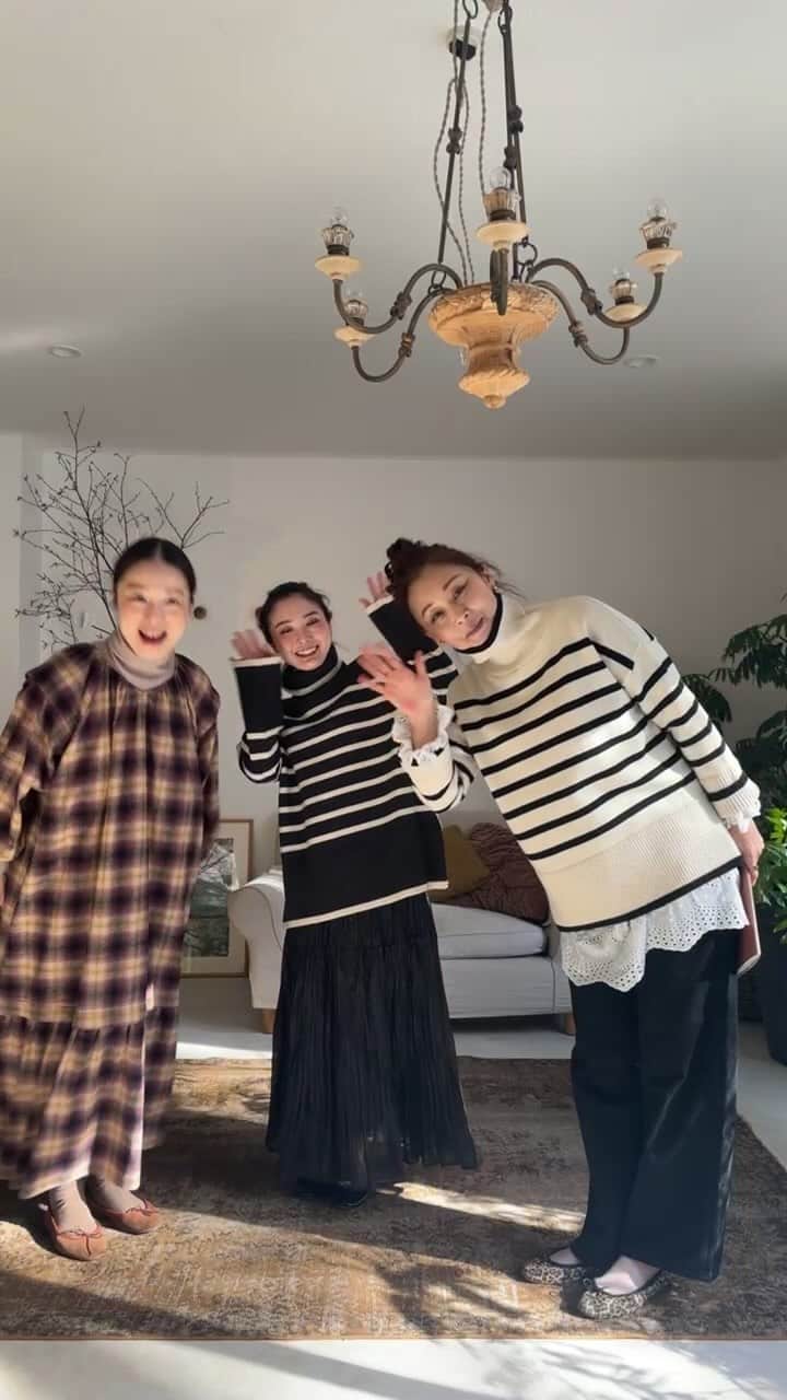 masakiのインスタグラム：「Insta Live Archive 今夜20:00 Online storeに 登場する新作アイテムの ご紹介でした☆ キラキラスパンコールニット やブラッシュドコットンリネンの ストライプブラウスやワンピ、 ニットに合わせたり着回しに オススメなレイヤードガーゼの フリルシャツなどなど。 よかったらチェックしてみてください☺️」