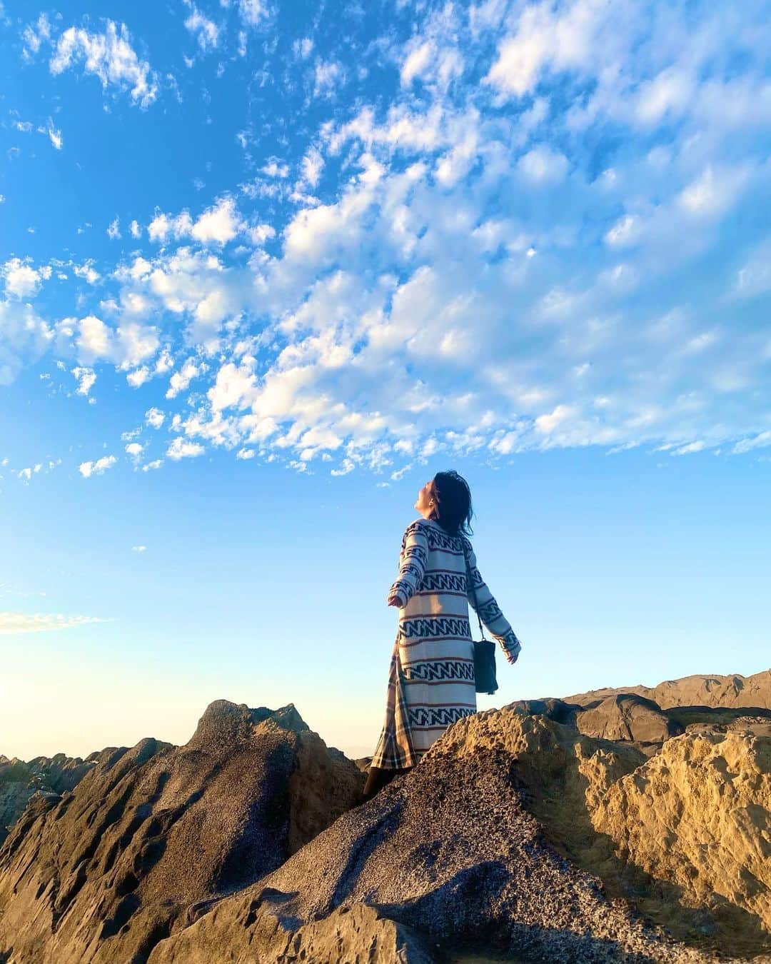 石岡麻奈美のインスタグラム：「空に広がるうろこ雲。  巻積雲で一面に広がると数日の間に雨が降ると言われると一級船舶で習いました。  荒々しい岸壁から、眼下に広がる大きな海。 かなりの強風で波が絶えず激しく打ち付けられていて、遠くまでしぶきがきました。  自然の力強さを感じました。  ここは神奈川県にある城ヶ島というところです。 マグロで有名な三崎漁港の近くにあります。  美味しいマグロと絶景が楽しめます。」