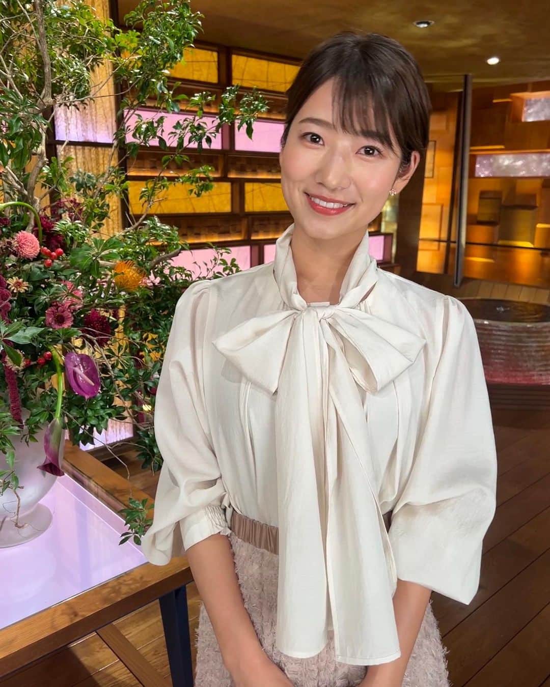 安藤萌々のインスタグラム：「報道ステーション衣装です📝   1-2 ブラウス NOLLEY'S スカート UNTITLED 靴DIANA  3-4 シャツ、スカート TIARA ピアスete  5-6 ニット、スカート ANAYI 靴DIANA」