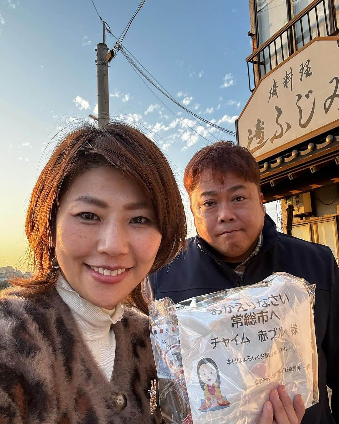 赤プルさんのインスタグラム写真 - (赤プルInstagram)「わたしが好きな実家からの夕焼けをこちらにも残します。 インスタをまだまだ上手く使いこなせません ネタはこちらで頑張ってます @akaplu_chime   実はやっぱりブログが好きでこっそり書き始めました。 ついでに手書きの日記も挑戦中（日々の出来事や気持ちの整理として）  X（Twitter）は使いこなせてはないけど発信が簡単で好きです！ TikTok、YouTubeもネタやショートは不定期ですが週2回くらい、  夫とのトークロング動画は毎週金曜アップすることにしましたので是非お付き合い下さい！  #赤プル #夕焼け #石下 #常総市 実家の前にて （寿司屋は営業していません） 11/23イベント帰り」12月8日 12時38分 - puluco_a