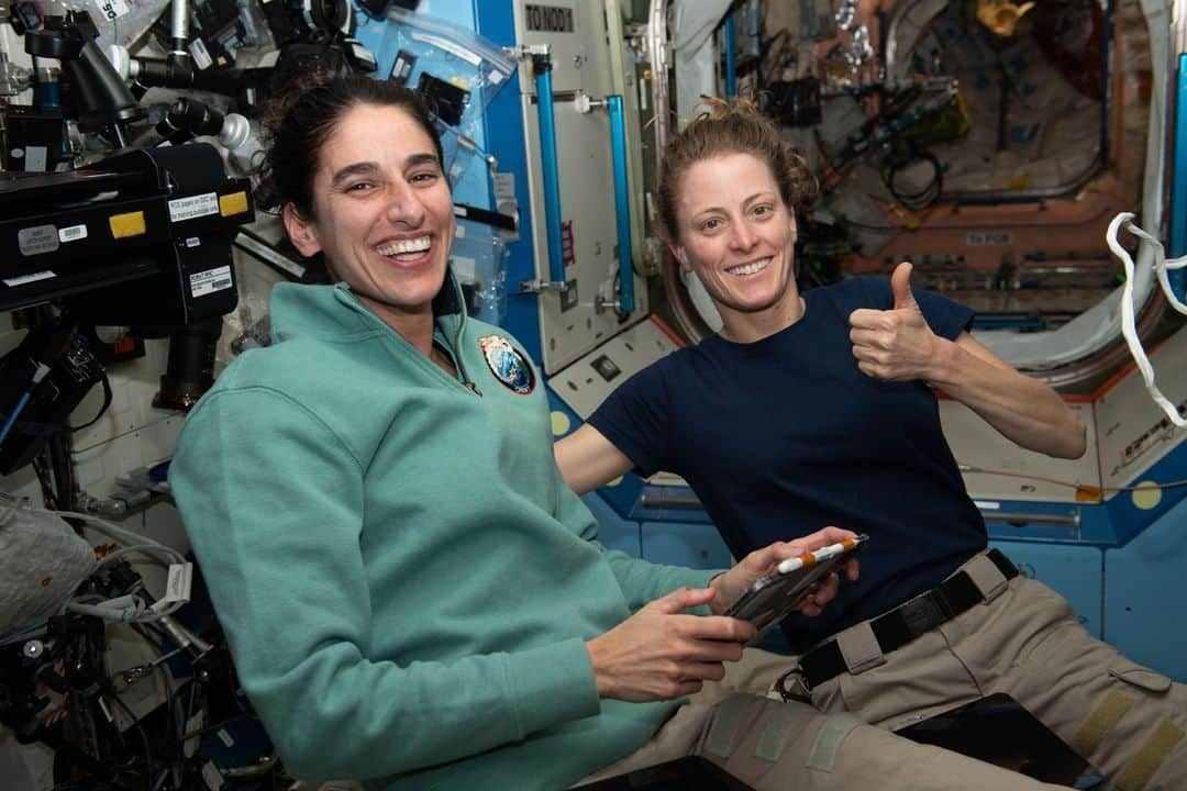 国際宇宙ステーションのインスタグラム：「Expedition 70 Flight Engineers (from left) Jasmin Moghbeli and Loral O'Hara, both from NASA, pose for a portrait inside the Destiny laboratory module following the successful docking of the SpaceX Dragon cargo spacecraft to the International Space Station on Nov. 11, 2023.  #nasa #astronaut #portrait #thumbsup #destiny #laboratory #international #space #station」