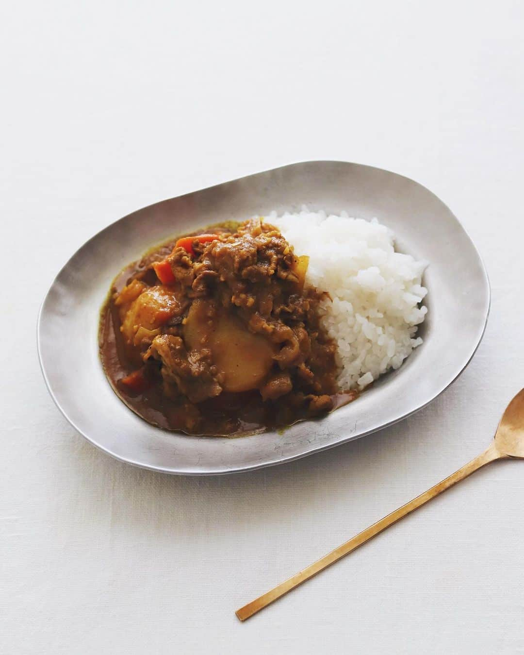 樋口正樹のインスタグラム：「nikujaga curry 🍛  お昼に肉じゃがカレー。 コレがしたくて前日に 肉じゃがを作ってます😋  . #肉じゃがカレー #肉じゃがリメイク #カレーライス #カレー #金曜日はカレーの日  #nikujagacurry #curry」