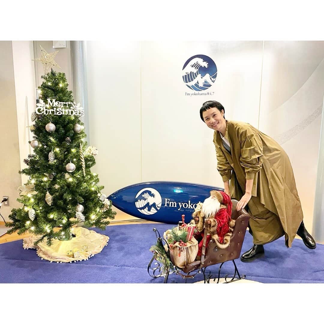 はなのインスタグラム：「サンタさん、まったく動きがないから押してみたり🤣今年も残すところ約3週間となりました😳師走は何かと忙しいけど休み休み、がんばりましょう🫡Have a lovely weekend❤️ #lovelyday847 #fmyokohama」