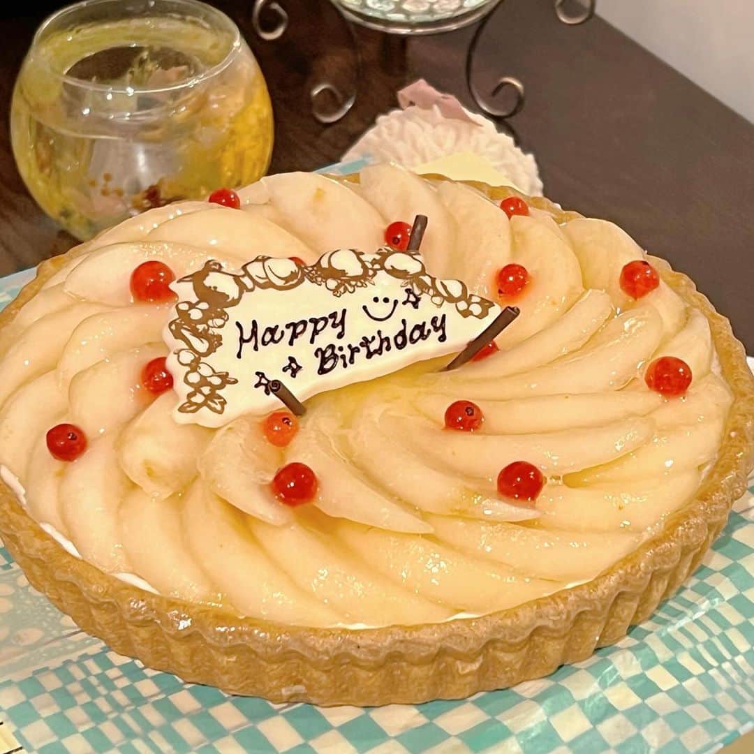 相羽ういはのインスタグラム：「ひすいぴがホールケーキ持ってお誕生日お祝いに来てくれたはなし🧁🤍  ホールケーキは晩ご飯と朝ごはんになりました😊  キルフェボンの中のクリームって何種類かあるらしくて、 このチーズっぽいやつすっごく美味しかった！ さいきんは クリーム重くてダメな時あるけどこれはいけた！😭✨  タルトしか勝たんしフルーツしか勝たん🥺✊   #誕生日  #ケーキ  #北小路ヒスイ  #ういすぴ」
