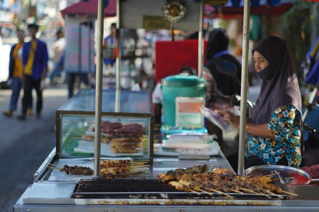 金子藍さんのインスタグラム写真 - (金子藍Instagram)「朝ご飯買いに屋台  あんこが入った揚げパン 1個5バーツ(¥20) 美味しい あんこはあまり人気ではないのか揚げてくれたので揚げたて👏 中にウインナー入ってるのが沢山揚げられていた  他のお店は焼き鳥や唐揚げが朝から人気のプーケット🤣  #タイ #プーケット #海外旅行 #旅行」12月8日 12時49分 - aikaneko_surf