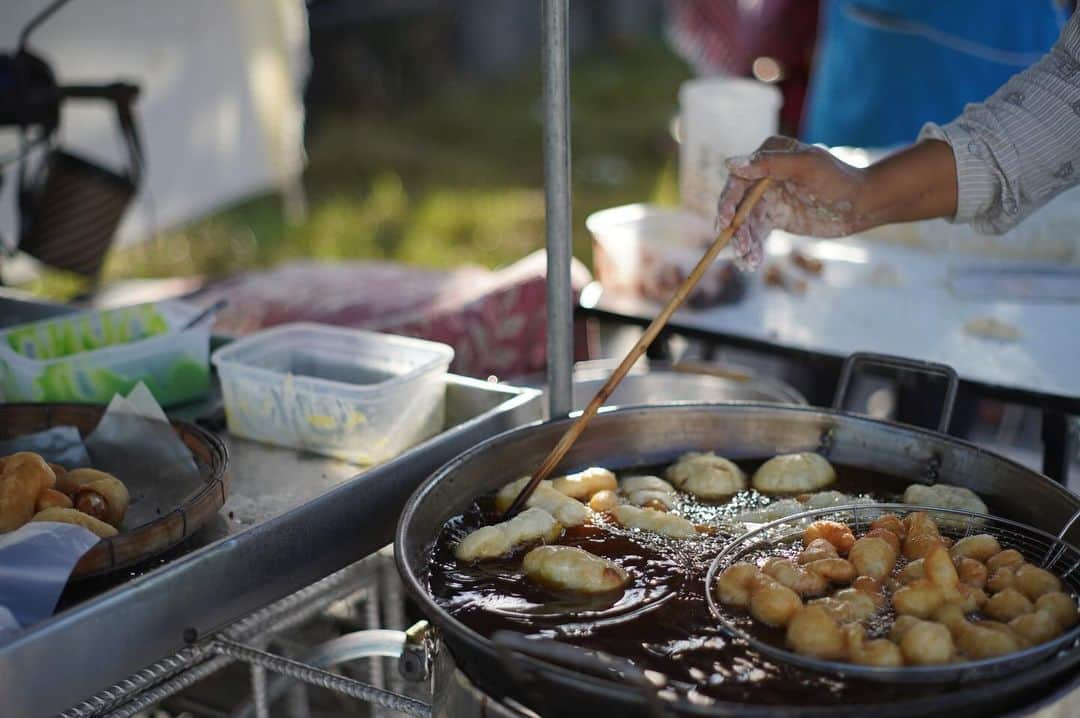 金子藍さんのインスタグラム写真 - (金子藍Instagram)「朝ご飯買いに屋台  あんこが入った揚げパン 1個5バーツ(¥20) 美味しい あんこはあまり人気ではないのか揚げてくれたので揚げたて👏 中にウインナー入ってるのが沢山揚げられていた  他のお店は焼き鳥や唐揚げが朝から人気のプーケット🤣  #タイ #プーケット #海外旅行 #旅行」12月8日 12時49分 - aikaneko_surf