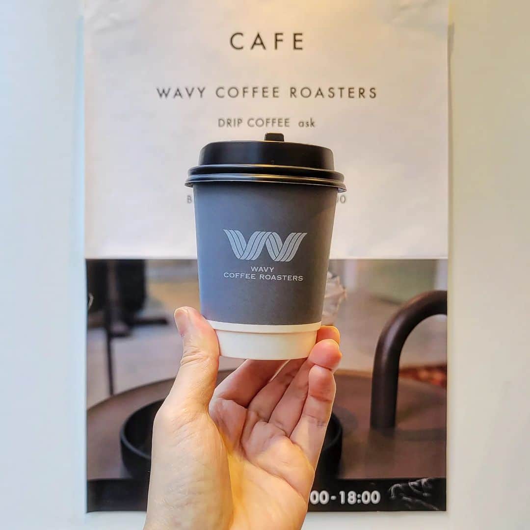 CAFE-STAGRAMMERのインスタグラム：「Why not start your Friday with coffee?  年末の金曜日は、なんかいつもと違うような雰囲気ある♪  #渋谷 #☕ #渋谷カフェ #shibuya #wavycoffeeroasters #wavycoffeeroastersshibuya #ワイズ神南 #cafetyo #tokyocafe #カフェ #cafe #tokyo #咖啡店 #咖啡廳 #咖啡 #카페 #คาเฟ่ #Kafe #coffeeaddict #カフェ部 #cafehopping #coffeelover #discovertokyo #visittokyo #instacoffee #instacafe #東京カフェ部 #sharingaworldofshops」