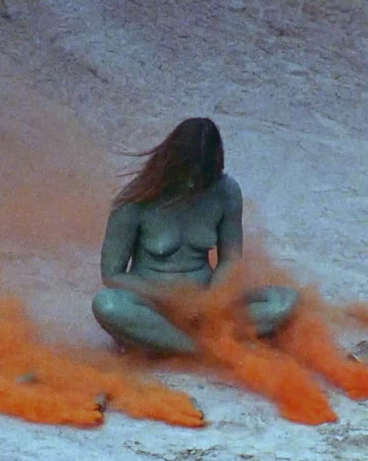 ニュー・ミュージアム・オブ・コンテンポラリー・アートのインスタグラム：「Between 1968 and 1974, @judy.chicago carried out her series of "Atmospheres" performance works in which she set off smoke bombs and pyrotechnics in various Californian landscapes to create dramatic, ephemeral land art.   Using smoke machines, fireworks, and road flares, Chicago's performances were staged for audiences or solely for the camera, documented in film and striking photographs. These dynamic works activated the landscape through an expressive use of color, similar to her earlier Minimalist sculptures and formal painting, expanding her feminist politics to include a commitment to the natural world.   On Thursday, December 14 at 6:30 PM, join artists @torkwasedyson and Joan Jonas to discuss their work in relation to feminism and the environment in a conversation moderated by @candicebhopkins.   Link in bio for tickets 🎟️   Video: Judy Chicago, “Women and Smoke,” 1971–72/2017. Video, color, sound (detail). Courtesy the artist and Salon 94」
