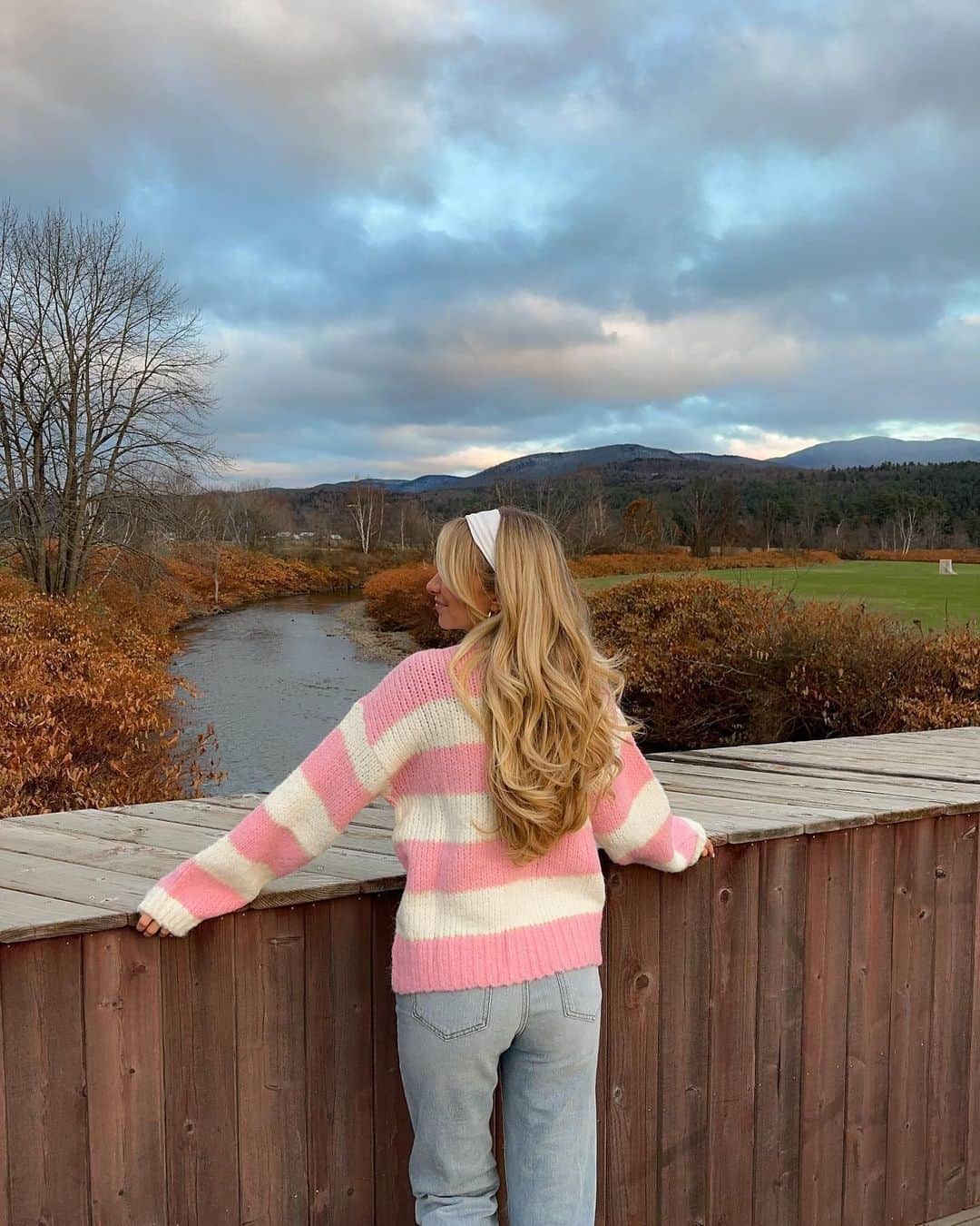 Beginning Boutiqueのインスタグラム：「Our favourite Fall staple has been RESTOCKED online ✨ Shop the most-loved Cotton Candy Pink Sweater, online now! As seen on the beautiful @solarpowered_blonde!」
