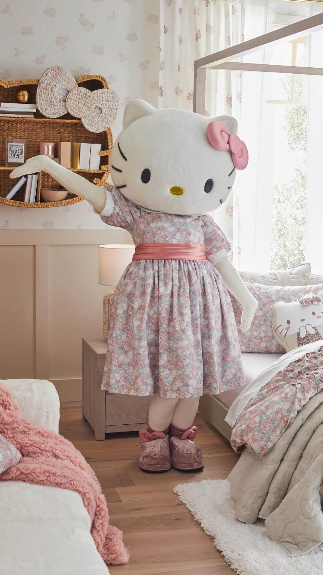 Hello Kittyのインスタグラム：「These blooms? BFF-approved! 😍 Tag a bestie who would LOVE a @hellokitty heritage bedroom 🌸 #lovemypbteen」