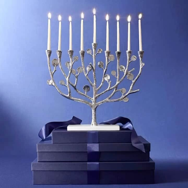 ブルックスブラザーズのインスタグラム：「There’s a latke to love these next eight nights. Wishing a Happy Hannukah to those who celebrate!」