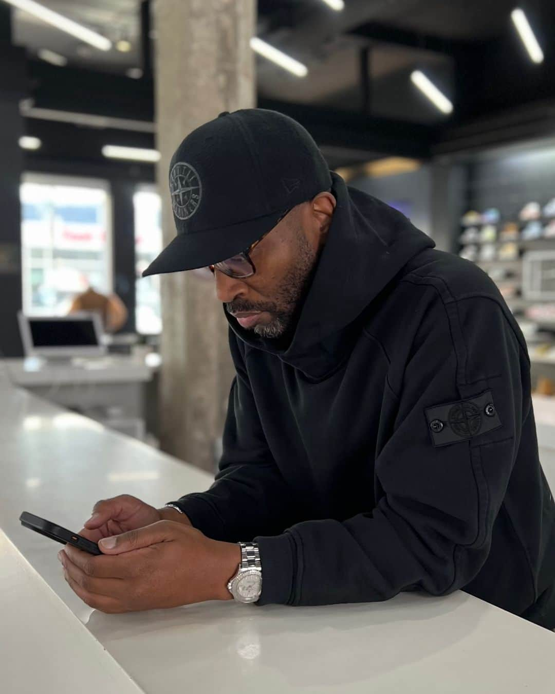 Mr. Tyのインスタグラム：「All hats were sold and shipped today, thank you all once again 🙏🏾. Looking forward to you all getting these in hand! Had to pull out the Shadow Project @stoneisland_official hoodie for today.  PS- I love how the metallic black pearl thread hits off of the fleece.  #capson #wdywt #teamfitted #5950 #thatfittedmean #stayfitted #59fifty #am1 #igfittedcommunity #wiw #myfitteds #stoneisland #neweracap #fittedfam #stayfitted #newera #seattlemariners #shadowproject」