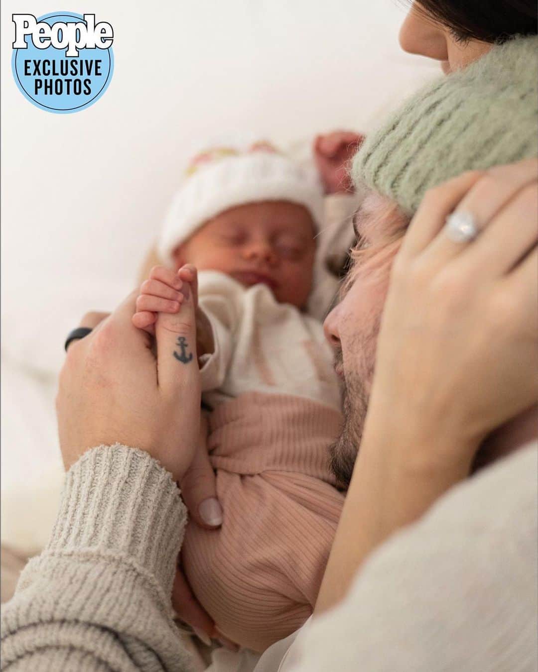 People Magazineさんのインスタグラム写真 - (People MagazineInstagram)「Michael Clifford and Crystal Leigh are loving life as new parents! The 5 Seconds of Summer guitarist and his wife have welcomed their first baby together. 🥺 💕   Daughter Lua Stevie Clifford was born on Monday, Oct. 30, in Georgia, where the new arrival will be surrounded by loved ones.  Get all of the details in our bio link! | 📷: @hannahcreephotography」12月8日 4時19分 - people