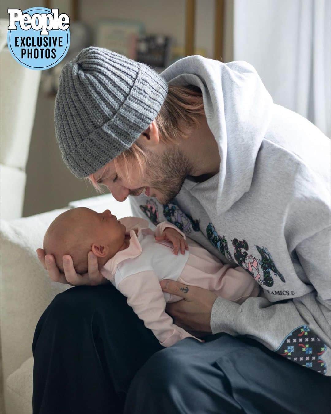 People Magazineさんのインスタグラム写真 - (People MagazineInstagram)「Michael Clifford and Crystal Leigh are loving life as new parents! The 5 Seconds of Summer guitarist and his wife have welcomed their first baby together. 🥺 💕   Daughter Lua Stevie Clifford was born on Monday, Oct. 30, in Georgia, where the new arrival will be surrounded by loved ones.  Get all of the details in our bio link! | 📷: @hannahcreephotography」12月8日 4時19分 - people