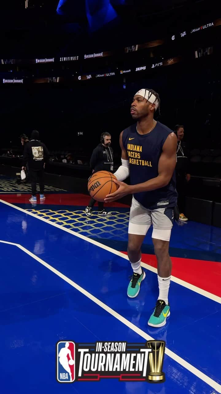 NBAのインスタグラム：「First on the floor.. @buddylove (40.4% 3FG) gets loose before his pregame workout!  🆚: BUCKS/PACERS 🕘: 5:00pm/et on ESPN 📺」