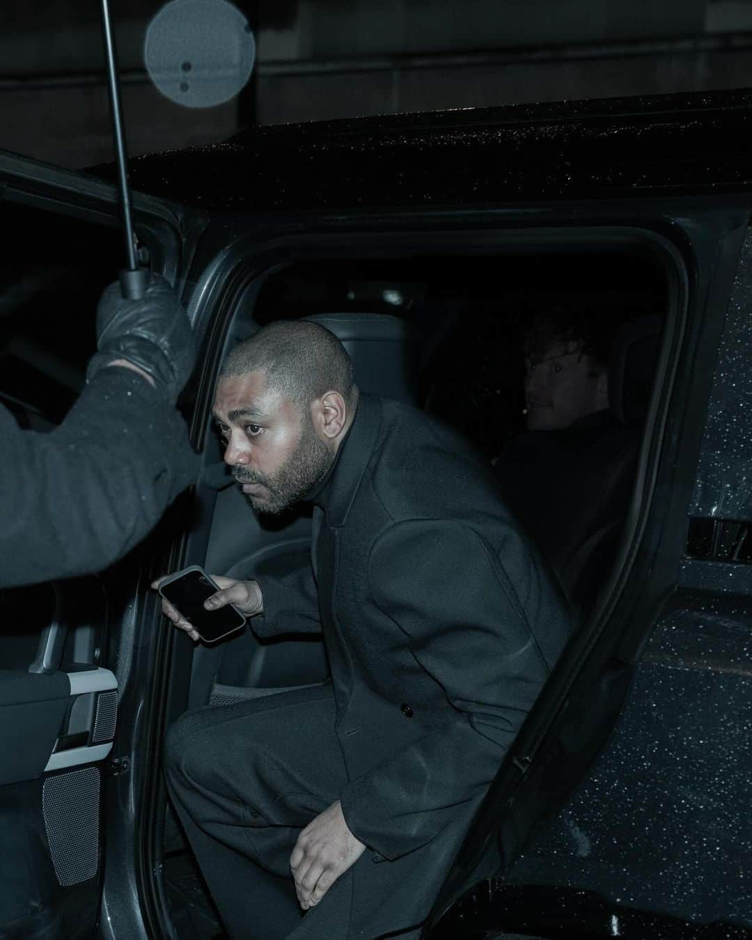 Land Roverのインスタグラム：「Fashion scenes.   @therealkano pulls onto the red carpet.  #Defender」