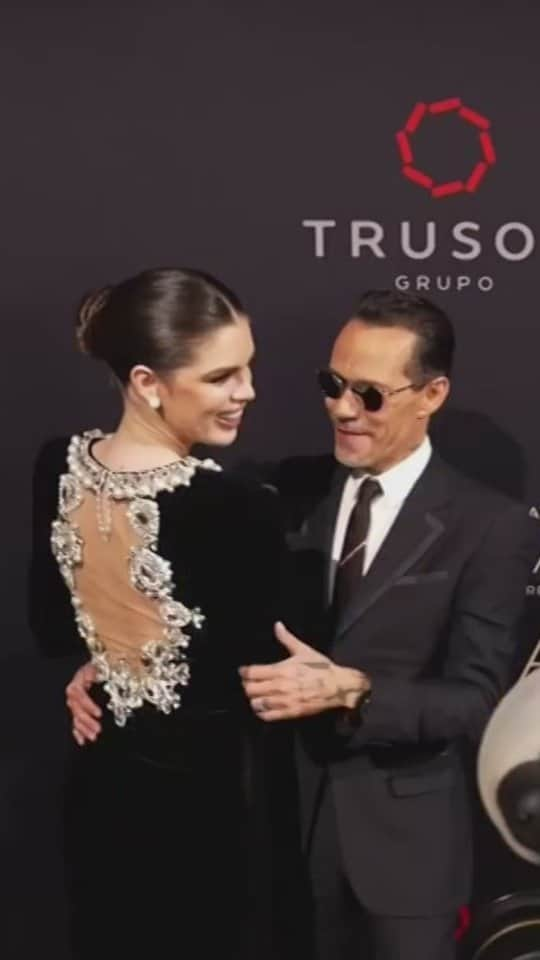 Primer Impactoのインスタグラム：「🎥 @marcanthony celebró la gala de su fundación Maestro Cares que cumple 10 años. El cantante asistió acompañado de su esposa @nadiaferreira al evento que estuvo plagado de celebridades.  Reporta @daneidapolanco  📺 Más en Primer Impacto a las 5pm/ 4C de lunes a viernes por @univision   #gala #marcanthony #nadiaferreira #maestrocares #primerimpacto」