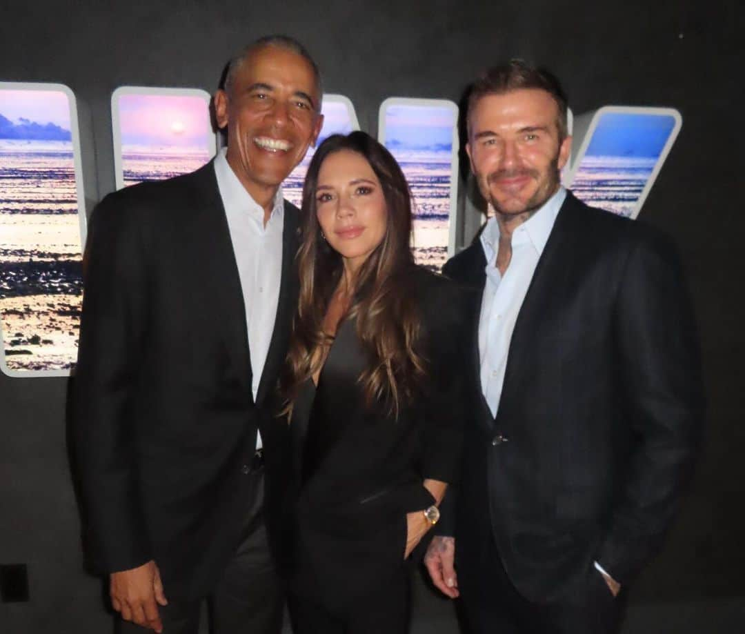 デビッド・ベッカムさんのインスタグラム写真 - (デビッド・ベッカムInstagram)「I was Honoured to spend time with @BarackObama in support of the incredible work the @ObamaFoundation is doing to empower the next generation of leaders around the world. A towering example of grace and humility, it was so inspiring to hear about the innovative projects that are changing young lives and improving communities. Thank you Mr President it was a privilege to hear you speak with such passion and conviction ❤️」12月8日 4時39分 - davidbeckham