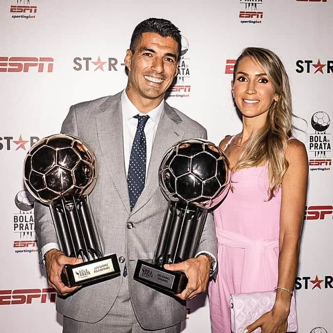 ルイス・アルベルト・スアレスのインスタグラム：「Feliz por recibir estos premios tan valiosos en el Fútbol Brasileño! 🇧🇷  Gracias todos por el reconocimiento de “Cracke do Brasileirao” y “Melhor atacante”.   Van dedicados especialmente para mi mujer y mis hijos, todo esfuerzo tiene su recompensa 🏆」