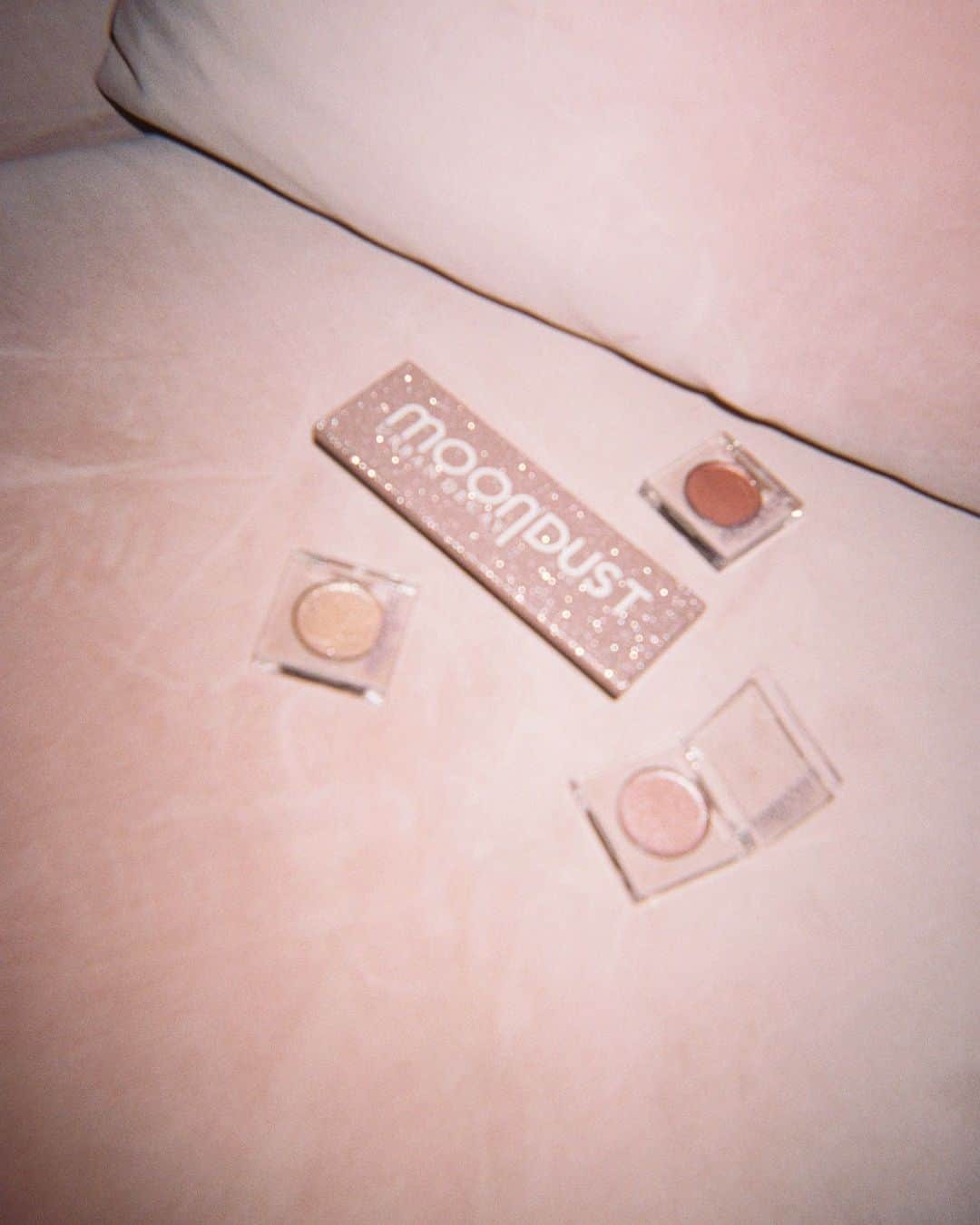 Urban Decay Cosmeticsのインスタグラム：「Sorry, this seat is taken by #UDMoondust bc she IS the moment ✨  Comment if you've copped anything from the new Moondust collection yet ⬇️  Get your hands on these eye-cons online @ultabeauty   #urbandecay #glitter #glittermakeup #moondust #ulta」