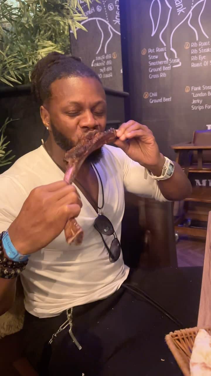 Ulissesworldのインスタグラム：「When you gotta get in your protein 🤣🥩 Down to the bone 🤣😂 Apologies to anyone offended 😭  Steak is one of the best protein rich foods.  It’s an important building block for increasing muscle mass and repairing tissues 💪🏾」