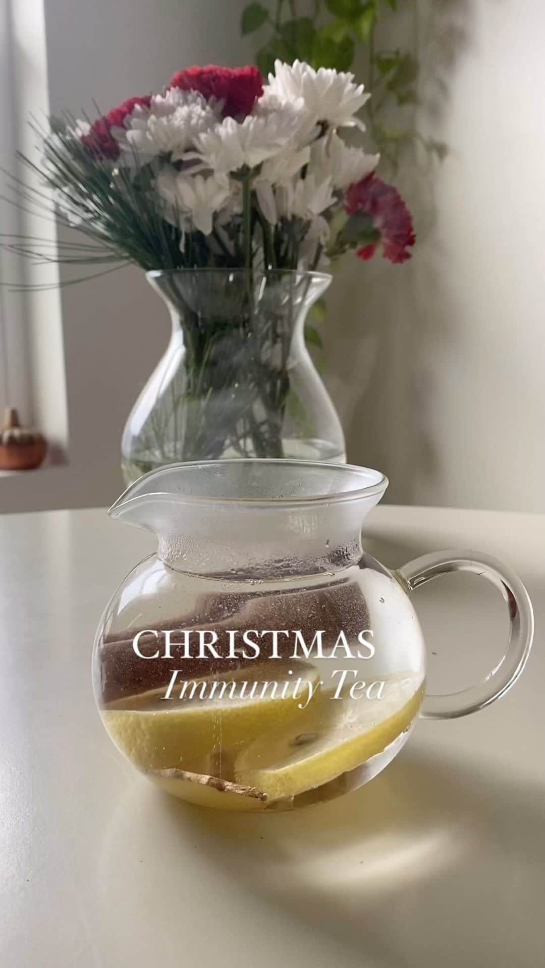 ポリーナ・エドモンズのインスタグラム：「This simple Christmas immunity tea is perfect for a cup of spiced coziness in your home this holiday season🤭  -cinnamon stick   ~antioxidant properties, anti-bacterial, anti-fungal, improves insulin sensitivity, protects the brain  -star anise   ~antioxidant, antimicrobial, antifungal, anti-inflammatory properties   -fresh ginger   ~antioxidant and anti-inflammatory properties, improves blood sugar levels   -lemon slices   ~enriched with antioxidants and Vitamin C, mineral rich in B6, copper, potassium, magnesium, zinc, flavonoids, phosphorus」