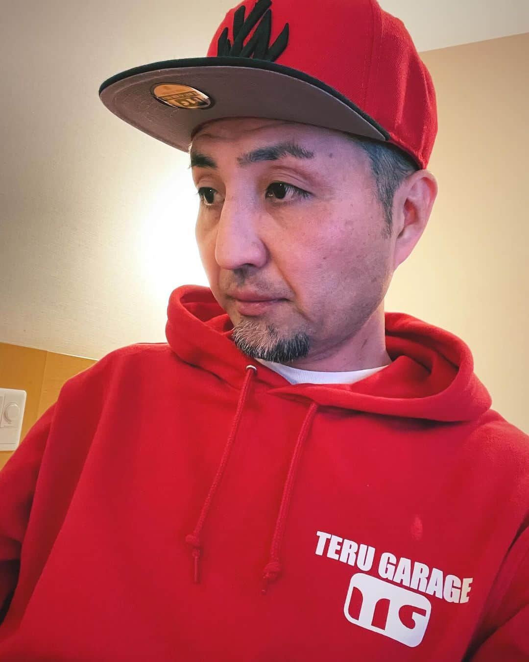 内間政成のインスタグラム：「【悲報】 最近、頻繁に着ていた『TERU GARAGE』のパーカー。 「着ていた」と表現したのは、もう着る事がないからです。着たくても、着る事が出来ません。 先日、洗濯したこのパーカーをベランダで干していました。その日は雲ひとつない晴天で、洗濯日和。太陽が笑っています。パーカーも喜んでいるようでした。 そこに娘がやって来ました。なんか嫌な予感がしました。娘は、じーっとパーカーを見ています。ほんの数十秒くらいだったでしょうか。突然、「そのパーカーなかなか良いじゃん！サイズも丁度じゃん！」と、言ったのです。そして、慣れた手つきでパーカーを持ち去って行きました。ほんの一瞬の出来事。 その時、何も抵抗出来なかった自分が悔しいです。 あっ、でもちゃんと言いましたよ。「このパーカーのどこが良いんだよ！」と。 #terugarage」