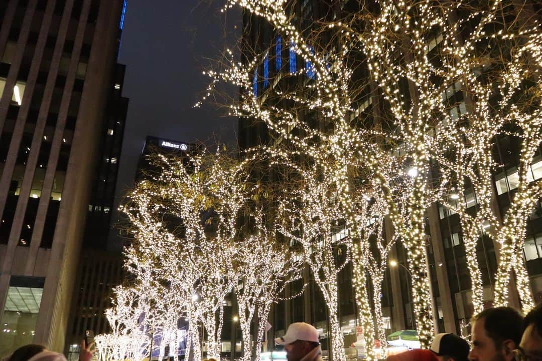荒木優里さんのインスタグラム写真 - (荒木優里Instagram)「❤️ 街中は心が弾むクリスマスムード一色🎄🎁 先日行ったRadio cityの周辺は 特にイルミネーションが盛りだくさん🩷  NYでは雪が舞う日も出てきました❄️ まだ積もるほどではなく、 なかなか写真には収められていませんが…😅😅  でも長く住む人たちからは、 これでもまだ暖かい方だよーと😂 1.2月が心配です🥶🧣笑  行きたいところはたくさんあるので、 日々天気予報で気温を確認して 自分の体調と相談しつつ、 動き回ることにしています😁💕  #christmaslights #christmasdecor #christmasballs  #アメリカ生活 #アメリカ暮らし #ニューヨーク #ニューヨーク生活  #ニューヨーク暮らし #ニューヨーク在住 #Newyork #NYC #NY #アメリカ在住日本人 #帯同妻 #渡米記録 #海外生活 #travel #trip #旅行好き #アナウンサー #フリーアナウンサー #荒木優里 #荒木優里のゆるりアメリカ生活」12月8日 5時07分 - yuriaraki0726
