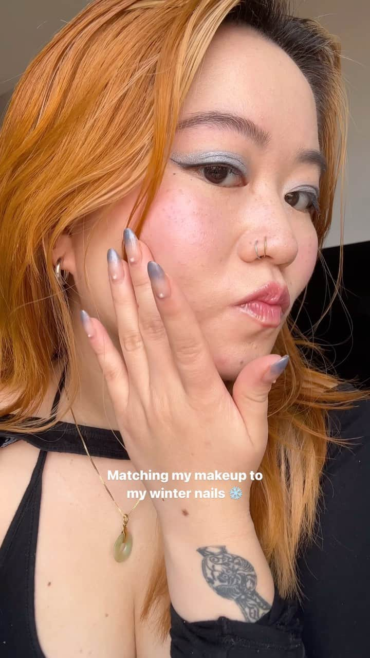 Milk Makeupのインスタグラム：「Chrome silver makeup for the holidays to match your next mani ❄️   @iley.c (she/they) uses a full face of #MilkMakeup and is making sure their eye look is LOCKED in place with Hydro Grip Eye Primer, Hydro Grip Set & Refresh Spray, & Color Chalk in Freeze ✨ #holidaymakeupinspo」