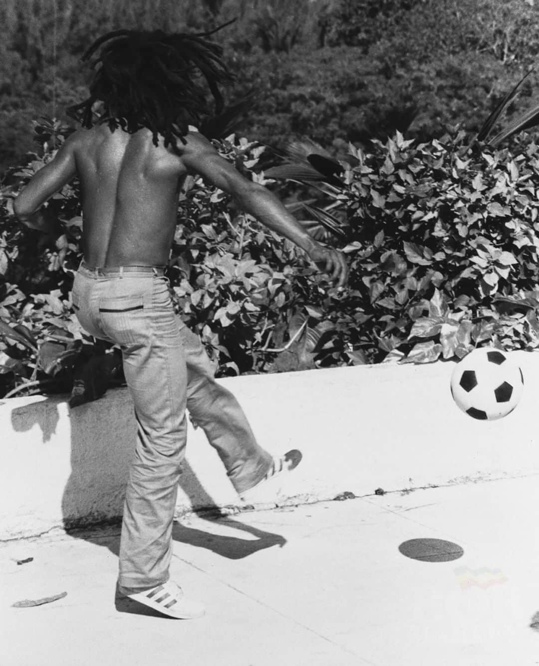 ボブ・マーリーさんのインスタグラム写真 - (ボブ・マーリーInstagram)「“So if a fire mek it bun, and if a blood mek you run, Rasta de pon top!” #Revolution #bobmarley  📷 by @nevillegarrick, Nassau, Dec ‘76 ©️ Fifty-Six Hope Road Music Ltd.  #todayinbobslife #reggae #football #futbol #soccer #sports」12月8日 5時16分 - bobmarley