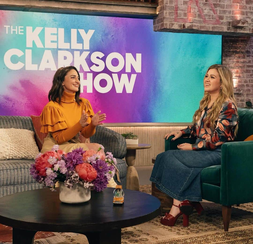 サラ・バレリスのインスタグラム：「Eye contact is so last year! I love anytime I get to be in the same room with this tremendous talent with a huge heart! Thank you @kellyclarksonshow for the fun conversation, and the sing-along! See you in our new Caroling group! @waitressmusical is in theaters starting today!」