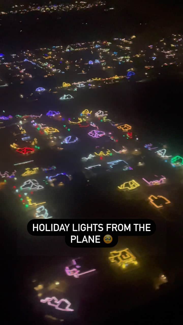 アメリカ運輸保安局のインスタグラム：「Ready, set, glow…  There’s no bah humplug here, we always have a whole watt of holiday travel tips. So short of stringing you along any further, we think you’ll be de-lighted to know this information.  Have you purchased a present for someone that’s extra Santa-mental? It’s recommend you use a gift bag or box instead of wrapping paper when traveling with gifts. Our officers would hate to have to unwrap your holiday surprise should they need to conduct additional screening of the item.  Here’s another Claus that should give you pause: We know it’s easy to get wrapped up in the holiday spirit, but it’s best to make sure the items you’re gifting are allowed. For instance, we all know that good smelling cherry blossom lotion needs to be 3.4oz or less in carry-on bags.   These travel tips stay lit and aren’t a filament of your imagination. Are you looking for more treemendous info? Branch out with the resources through the link in our bio. They’re sure to help you sleigh your next trip!  #HolidayLights #HolidayTravel #AirplaneWindow  Video by @ chilisrewardsmember_」