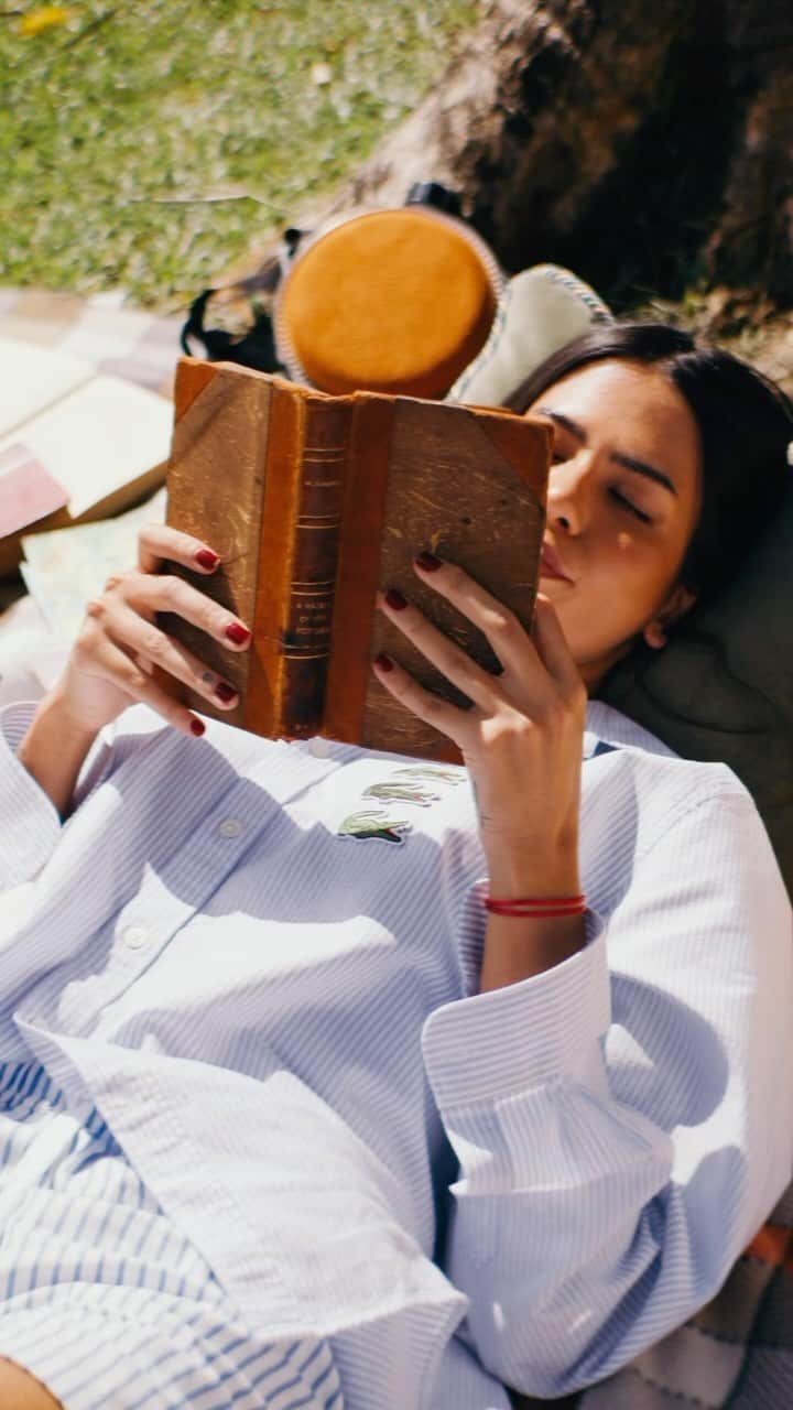 Vogue Brasilのインスタグラム：「Será miragem, @anttonia? Pode apostar que não! Estamos prontos para receber o verão e tudo o que o acompanha: os dias sem pressa, as roupas despretensiosas, o sentimento de bom humor proporcionado pelo sol. Em sintonia com a estação, a @lacostebrasil preparou uma coleção especial de verão que traz opções para todos os gostos. As peças estão disponíveis no e-commerce e nas lojas Lacoste.   Vídeo: @tristianpae  Direção criativa: @ceciliacussioli  Styling: @zazapecego  Beleza: @angel__moraes Coordenação de produção: @marinachicca Produção executiva: @mamenardon Set design: @_lset」